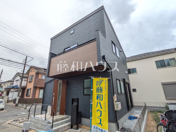 足場が外れて実際の外観が見えてきました。完成までもう少しです。　【練馬区大泉学園町８丁目】