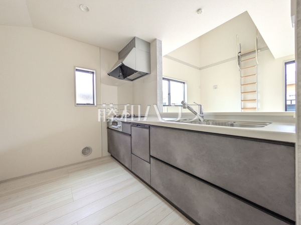 リビングにいるご家族を見渡せる対面キッチン。リビングからキッチンが見えるので、小さなお子様もママの様子が見えて安心ですね。　【練馬区大泉学園町８丁目】