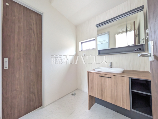 広々とした窓付きの洗面室。こもりがちな湿気を逃がす事でカビの発生を防ぎます。　【練馬区大泉学園町８丁目】