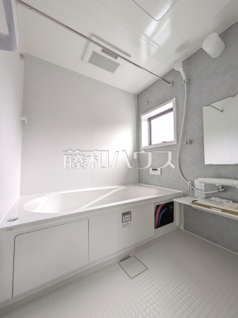 一日の疲れを癒してくれるバスルームは、ゆったりと半身浴をしながら読書を楽しんだりお子様と一緒に入浴したりと寛げる空間です。　【練馬区大泉学園町８丁目】