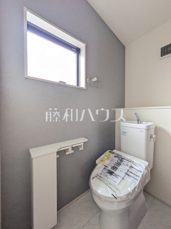 トイレはウォッシュレット付き、窓を設けた明るい空間で換気も可能　【練馬区大泉学園町８丁目】