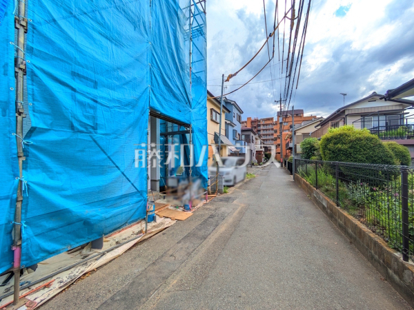 まだまだ建築中ですが、ぜひ現地をご覧になりませんか？基礎・上棟の状態は建築中にしかご覧になれません！ 　【朝霞市宮戸２丁目】