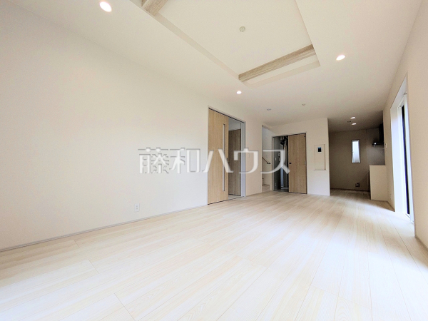 リビング　【府中市浅間町４丁目】