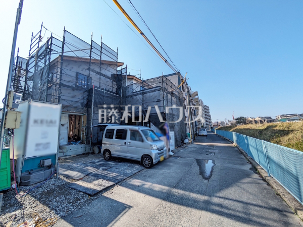 順調に工事が進んでいます。実際の街並みの様子が段々見えて参りました。ぜひ実際に現地をご見学下さいませ。接道状況および現場風景　【福岡市南区井尻２丁目】