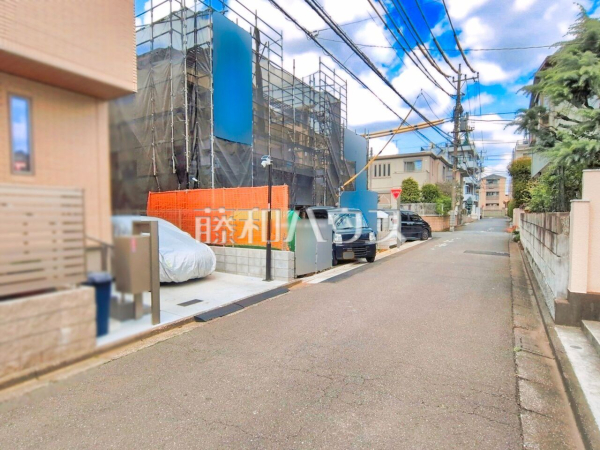 接道状況および現場風景　【東久留米市南沢５丁目】 見学はしたいけど、なかなか時間が取れない・・・そんな方に出勤前や仕事終わりにマイホームを見学できるサポートをいたします 