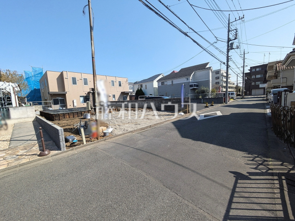 周辺環境、日当たりや設備仕様など、実際に行ってみないと分からないことも多くございます。営業担当がご案内いたしますので、お気軽にお問い合わせください。　接道状況および現場風景　【小平市天神町２丁目】