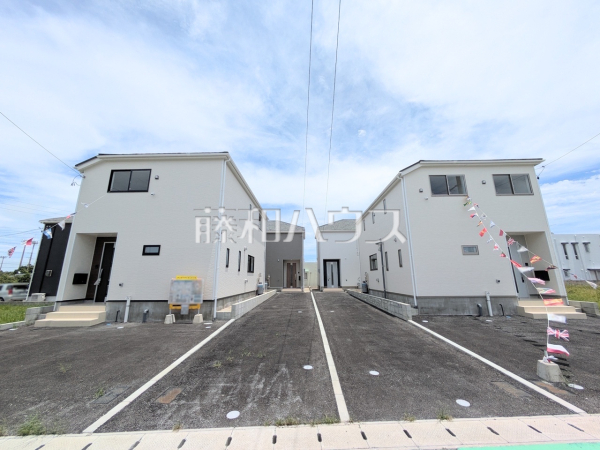 外観　【うるま市与那城屋慶名】　各棟2台可能なカースペースあります（車種による）