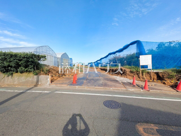 接道状況および現場風景　【東村山市恩多町１丁目】 周辺環境はもちろん日当たりや設備仕様など実際に行ってみないと分からないことも多くございます。営業担当がご案内いたしますのでお気軽にお問い合わせください