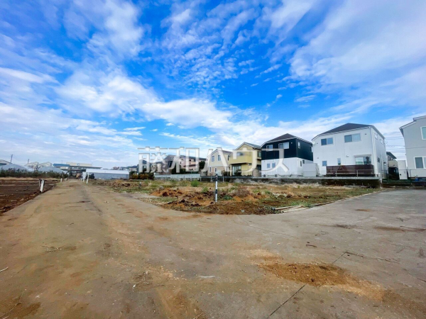 接道状況および現場風景　【小平市花小金井３丁目】周辺は落ち着いた雰囲気の住宅地です。小さなお子様がいるご家庭も安心です。