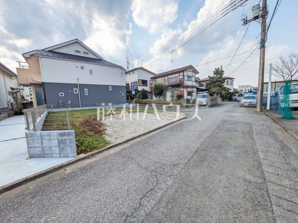接道状況および現場風景　【東大和市清水４丁目】 見学はしたいけど、なかなか時間が取れない・・・そんな方に出勤前や仕事終わりにマイホームを見学できるサポートをいたします。 