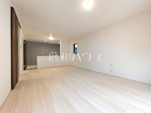  リビングからキッチンが見えるので、小さなお子様もママの様子が見えて安心ですね。 【新座市野寺１丁目】