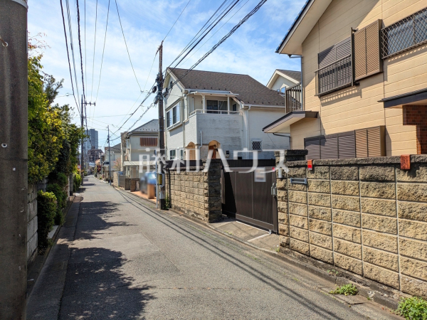 接道状況および現場風景(現況：古屋有)　【国分寺市本多４丁目】