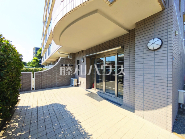 エントランス　【ネオハイツ八王子明神町】エントランスは居住者の帰り、訪れる方を優しく迎える、安らぎに満ちた空間を予感させます。　