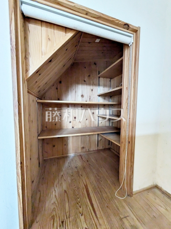 階段下収納　【練馬区西大泉３丁目】