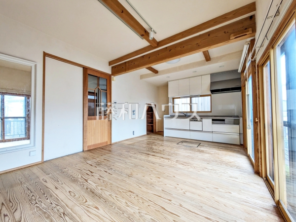 リビング　【練馬区西大泉３丁目】