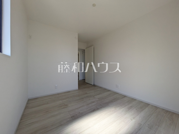 ≪1号棟　居室≫各居室は2面採光により、明るく開放的な空間となっています。　【稲城市平尾２丁目】