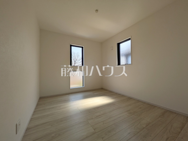 ≪1号棟　居室≫全居室角部屋仕様で2面採光を実現　【稲城市平尾２丁目】