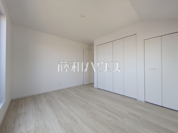 ≪1号棟　居室≫各居室に収納スペース完備！【稲城市平尾２丁目】