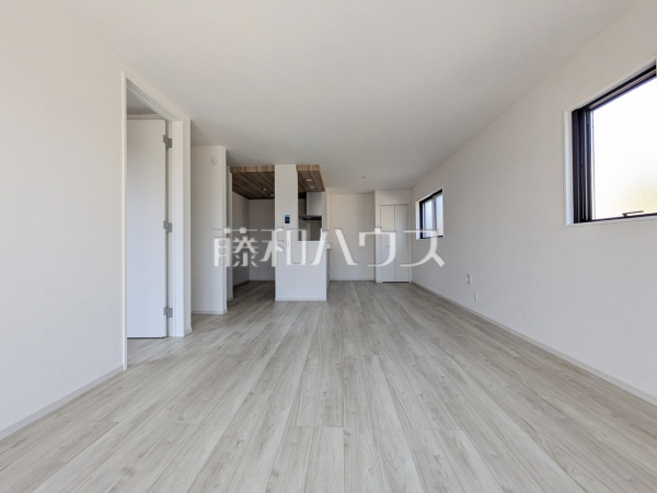 ≪1号棟　リビング≫大きなソファーを置いても圧迫感がない約19.2帖の広々LDK。窓からは陽光をたっぷり採り込み、明るく快適な団らん空間となっております。　【稲城市平尾２丁目】