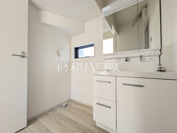 ≪1号棟　洗面所≫左右どちらからでも開閉できる便利な三面鏡洗面化粧台は、鏡裏には日常で使うものがたっぷり入ります。【稲城市平尾２丁目】