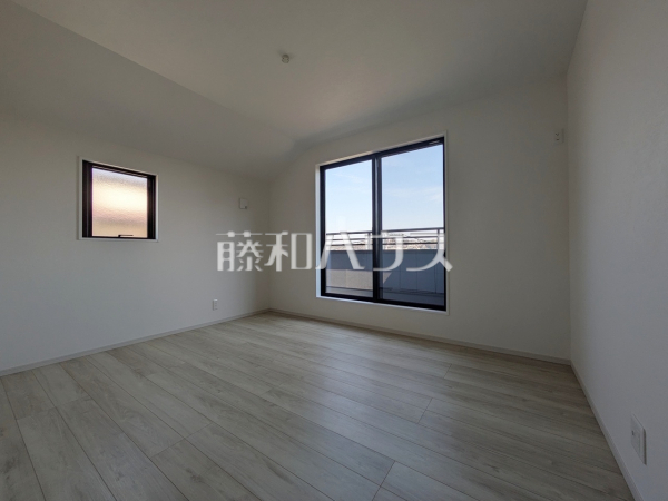 ≪1号棟　居室≫バルコニーへダイレクトに出られる居室には季節を感じられる嬉しい空間があります。　【稲城市平尾２丁目】