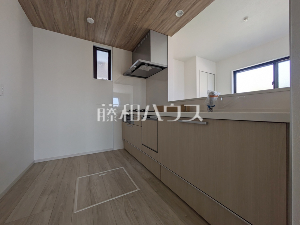 ≪1号棟　キッチン≫ご家族やお友達とのお食事やティータイムを楽しめる対面キッチン。お食事やお茶の準備をしながらでも、自然と会話の輪が広がります。　【稲城市平尾２丁目】