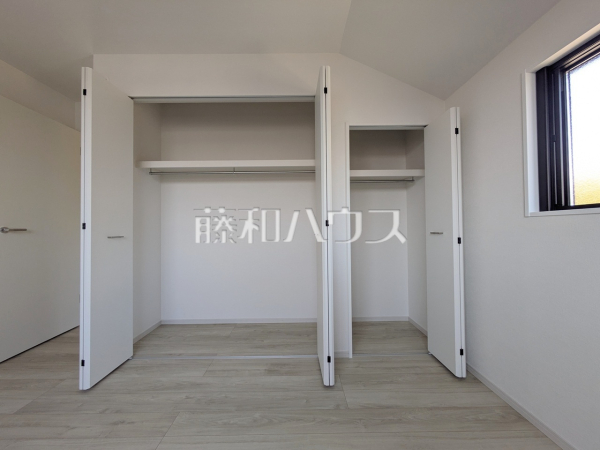 ≪1号棟　収納≫枕棚とハンガーパイプで効率良く、たくさん収納できるクローゼット！お部屋をきれいに保てそうですね。【稲城市平尾２丁目】