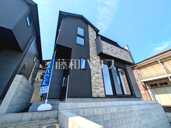 ≪1号棟　外観≫道路面よりやや高い位置で建築しているため、1階でも人の目線が気になることはありません。【稲城市平尾２丁目】