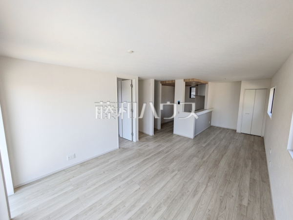 ≪1号棟　リビング≫リビングイン階段採用によりいつも家族を身近に感じられます。「行ってきます、お帰りなさい」を感じ、コミュニケーションの取れる空間です。【稲城市平尾２丁目】