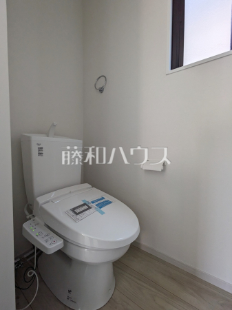 ≪1号棟　トイレ≫温水洗浄便機能付きトイレで清潔にご使用いただけます。　【稲城市平尾２丁目】