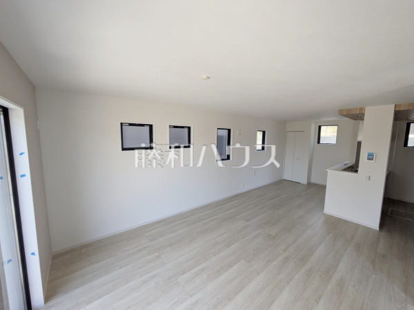 ≪2号棟　リビング≫大きなソファーを置いても圧迫感がない約19.2帖の広々LDK。窓からは陽光をたっぷり採り込み、明るく快適な団らん空間となっております。　【稲城市平尾２丁目】