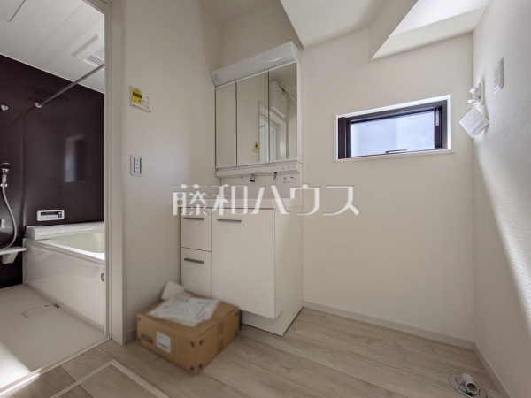 ≪2号棟　洗面所≫ 洗面化粧台のボウルは汚れにくく、幅も広めでお掃除も楽々できます。 【稲城市平尾２丁目】