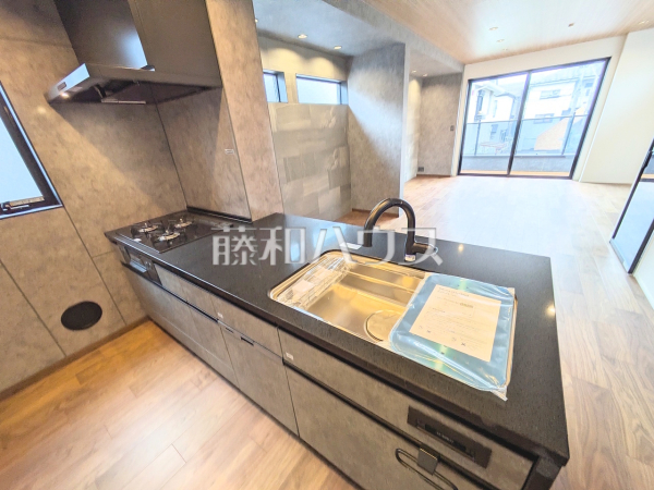 キッチン　【杉並区阿佐谷南１丁目】
キッチンから見渡せるリビングダイニングで、お料理中も会話が弾みます　