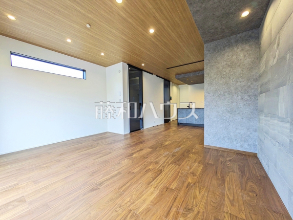 リビング　【杉並区阿佐谷南１丁目】
対面キッチンを採用したリビングは明るく開放感を主として設計しました。一日の中で一番長く家族が集まる場所だから機能性と利便性を重視しました。　