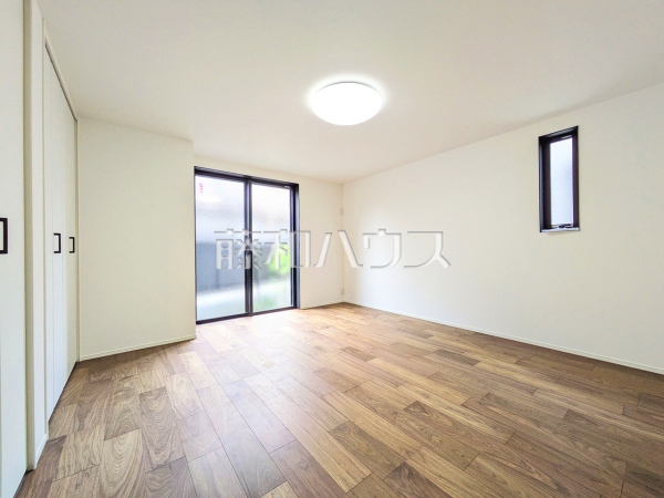 居室　【杉並区阿佐谷南１丁目】
木目が美しいウッディなフローリングの居室は、穏やかで心安らぐ空間となるでしょう。　