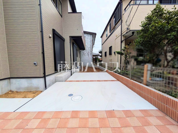 カースペース　【日野市落川】
間口も十分な幅があり、大きめの車（車種による）でもラクラク駐車していただけます。　