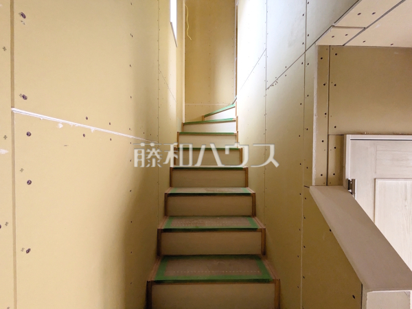 C号棟　階段(施工中)　【練馬区土支田３丁目】