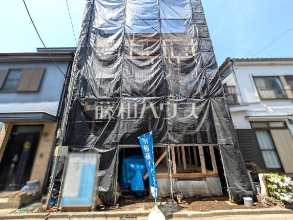 順調に工事が進んでいます。実際の街並みの様子が段々見えて参りました。ぜひ実際に現地をご見学下さいませ。 　【朝霞市三原１丁目】
