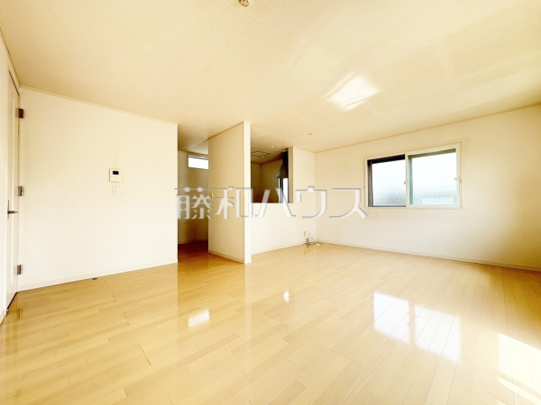 空と緑を感じる「中清戸」の暮らし。19帖のLDKで家族の時間を
リビング　【清瀬市中清戸３丁目】