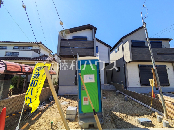 ≪1号棟　外観≫順調に工事が進んでいます。実際の街並みの様子が段々見えて参りました。ぜひ実際に現地をご見学下さいませ。【府中市四谷３丁目】