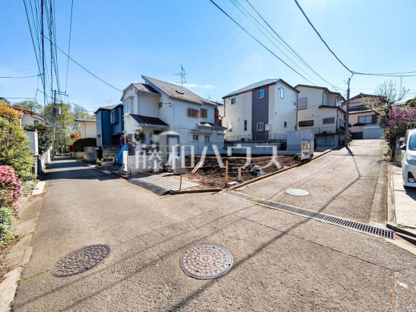 接道状況および現場風景　【東久留米市小山１丁目】 建物のプレゼンをさせていただきますので、実際の完成イメージを思い描いていただくことができます。お気軽にお問合せ下さい。 