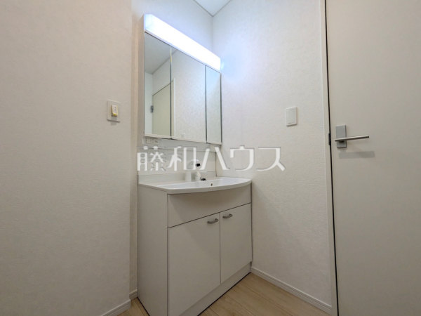 三面鏡付きの洗面台。鏡の裏にも収納があり、歯ブラシや化粧品等もすっきり収納できます。 　【板橋区赤塚２丁目】