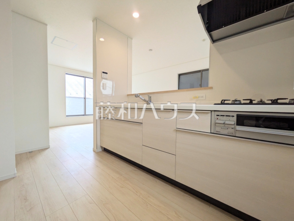 家事をしながらご家族との会話も楽しめる対面キッチン 　【板橋区赤塚２丁目】