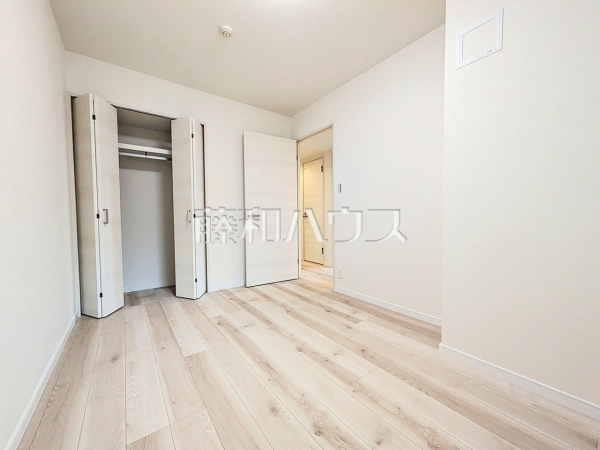 ≪居室≫各部屋に収納も完備されるため、部屋もしっかり片付きそうですね♪　【プレシス多摩永山レヴィエ】