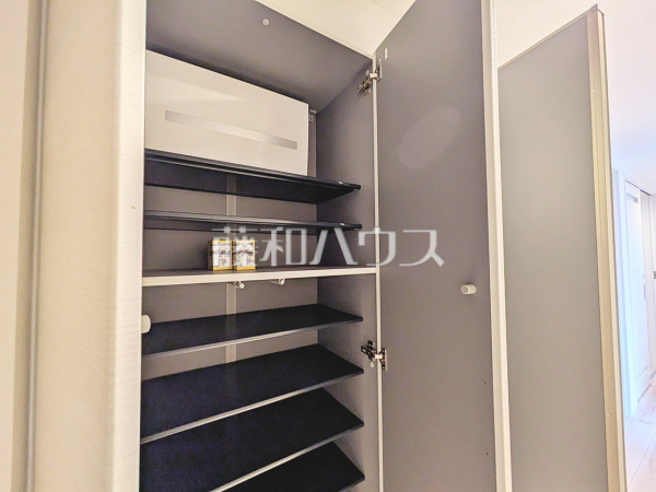 ≪収納≫各部屋収納に加え、廊下などに多数収納があるため整理整頓に役立ちます。 　【プレシス多摩永山レヴィエ】
