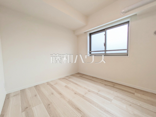 ≪居室≫木目が美しいウッディなフローリングの居室は、穏やかで心安らぐ空間となるでしょう。　【プレシス多摩永山レヴィエ】