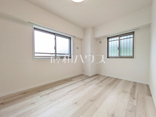 ≪居室≫2面採光で風通しの良いお部屋です。【プレシス多摩永山レヴィエ】