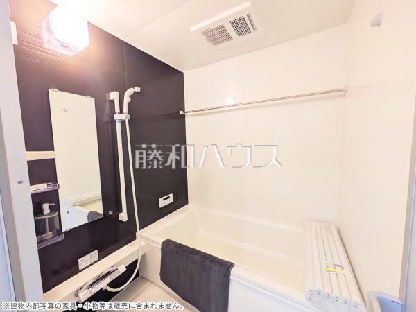 ２号棟　浴室　【三鷹市大沢１丁目】
落ち着いた色合いで疲れたからだを癒す、贅沢なくつろぎ空間です。　