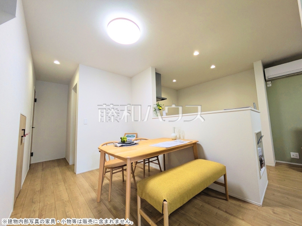 ２号棟　リビング　【三鷹市大沢１丁目】
家族の存在を近くに感じ、心安らぐこの空間はいつも心地よく、気が付けば楽しい一日が終わろうとしている、そんな憩いのリビングです。　