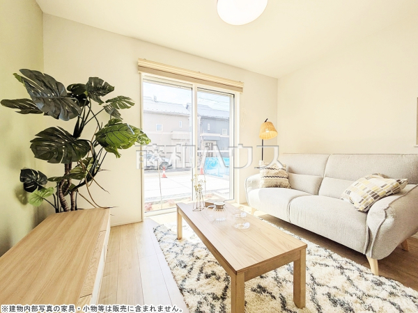 ２号棟　リビング　【三鷹市大沢１丁目】
採光溢れるリビングで、家族団らんのひと時をお過ごし下さい。　